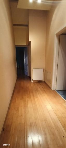 Casă cu 7 camere cu Teren 450 Mp în Central