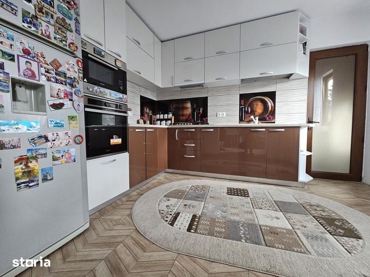 Casă cu 5 camere cu Teren 250 Mp în Cățelu