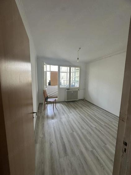 Apartament cu 3 camere semidecomandat în Giurgiului