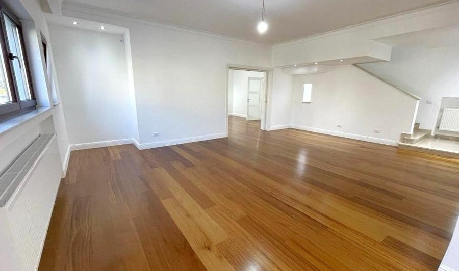 Casă cu 10 camere cu Garaj în Primăverii