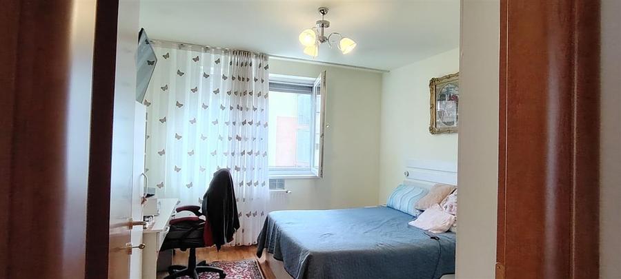 Apartament cu 3 camere semidecomandat în Nufărul