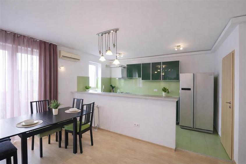 Penthouse cu 3 camere decomandat în Avantgarden