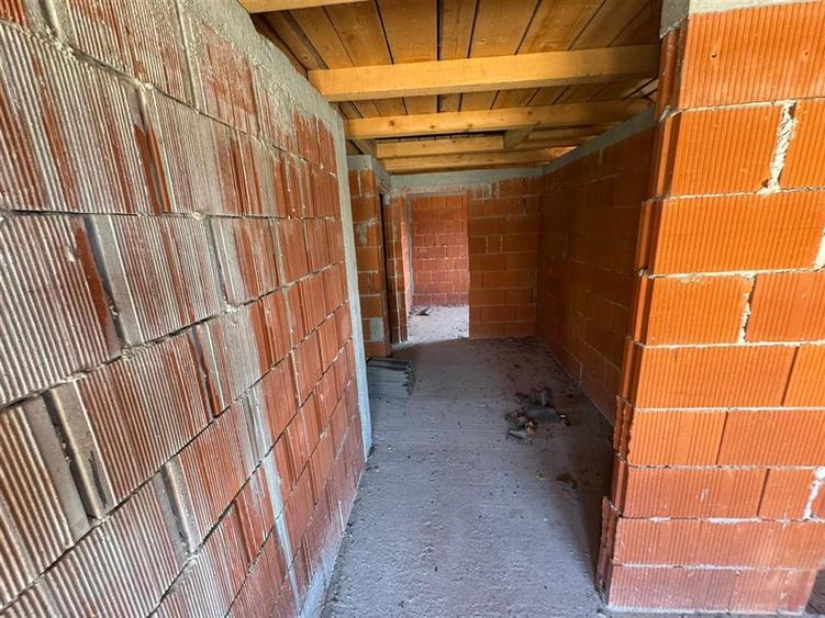 Casă cu 4 camere cu Garaj în Livada de Bihor