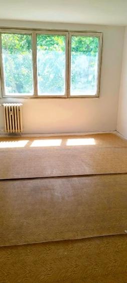 Apartament cu 3 camere semidecomandat în Berceni