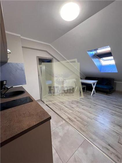 Apartament cu 2 camere semidecomandat, mobilat în Central