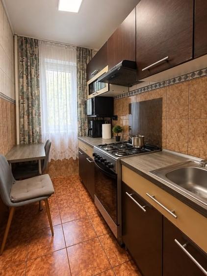 Apartament cu 3 camere semidecomandat, mobilat în Lujerului