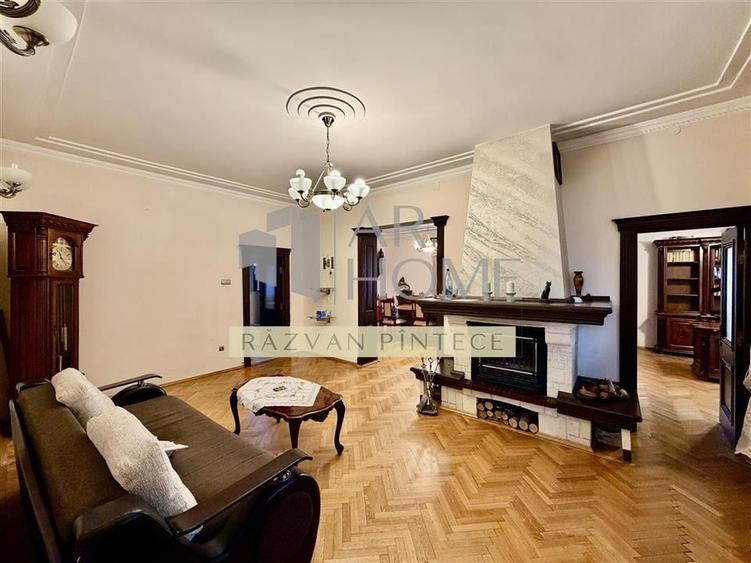 Casă individuală cu 11 camere cu Teren 370 Mp în Ultracentral