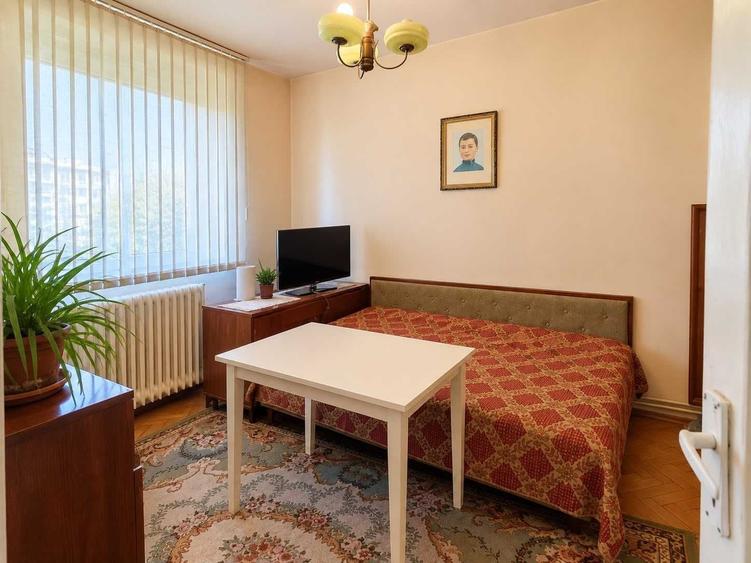 Apartament cu 3 camere semidecomandat în Central