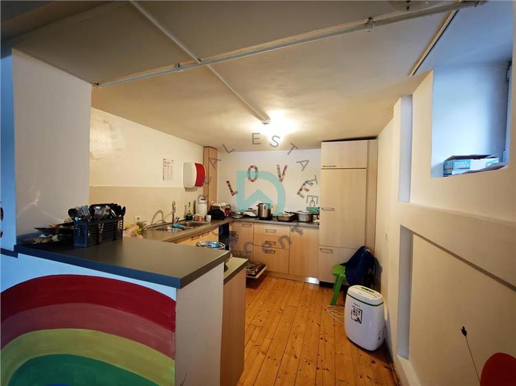 Casă individuală cu 8 camere cu Teren 377 Mp în Centrul Civic