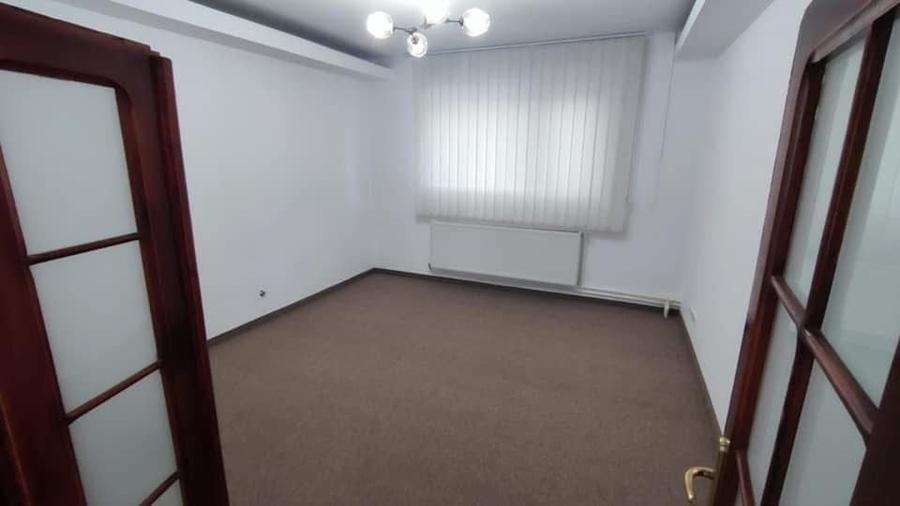Apartament cu 3 camere semidecomandat în Foișorul de Foc