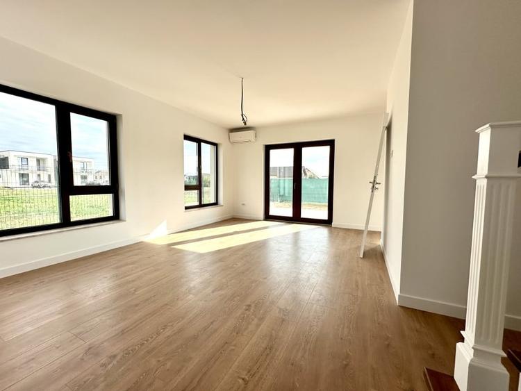 Duplex cu 5 camere cu Canalizare în Dumbrăvița