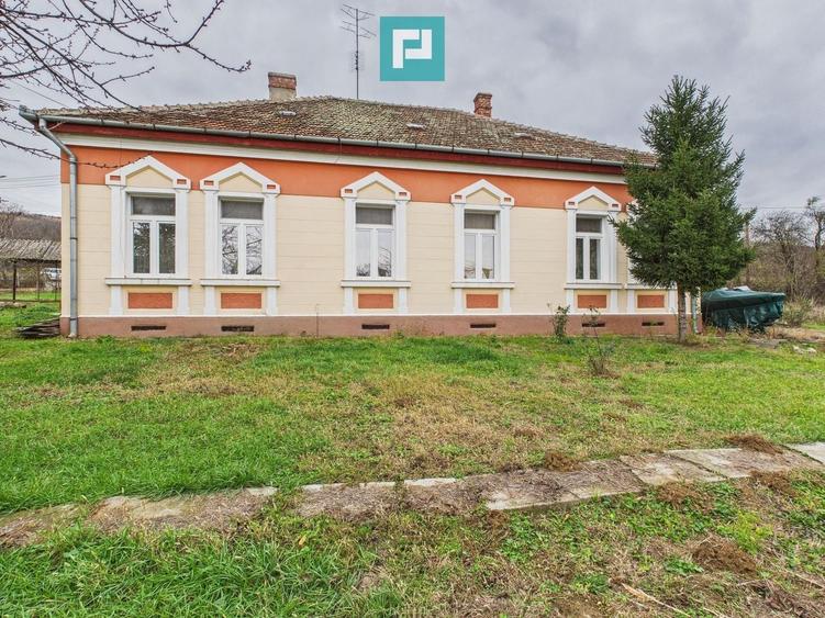 Casă individuală cu 7 camere cu Canalizare în Ghioroc