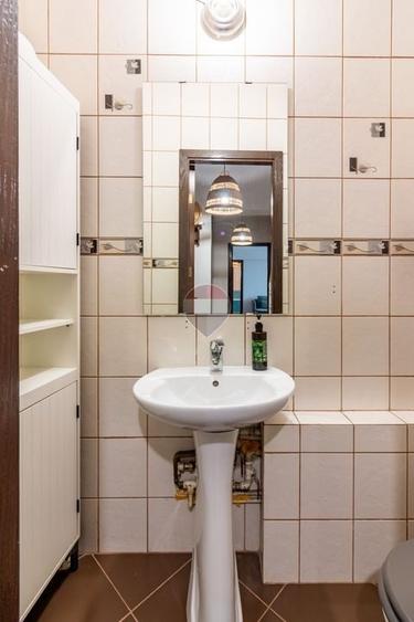 Apartament cu 3 camere semidecomandat, mobilat în Drumul Sării
