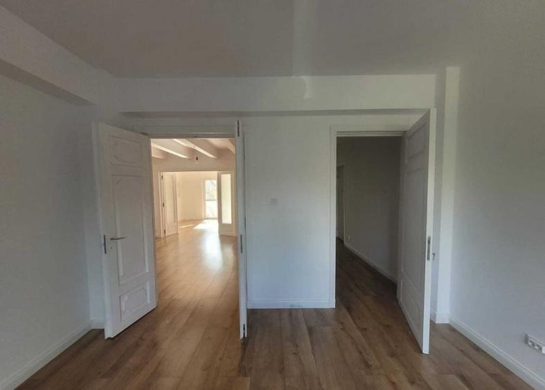 Apartament cu 3 camere semidecomandat, mobilat în Cișmigiu