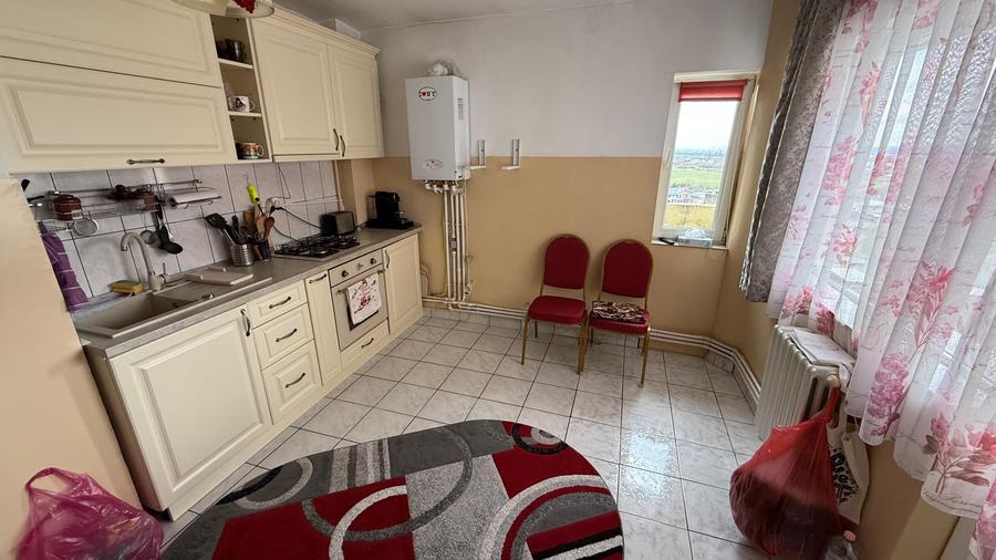 Apartament cu 3 camere decomandat în Exterior Vest