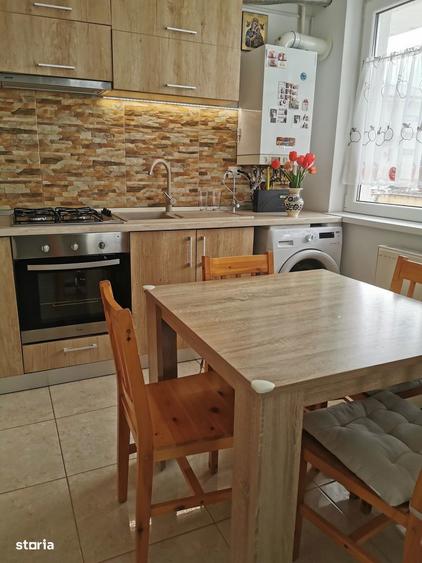 Apartament cu 3 camere decomandat, mobilat în Podu Roș