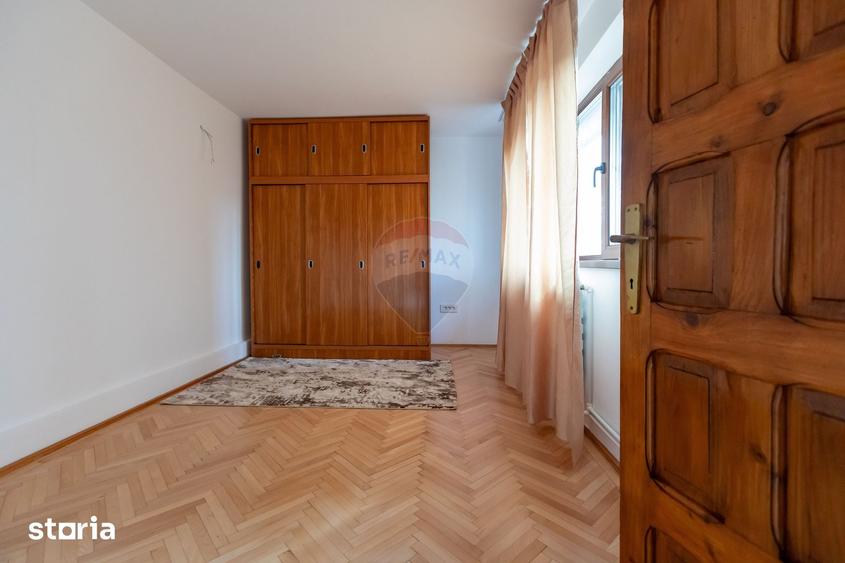 Casă cu 6 camere cu Teren 1710 Mp în Central