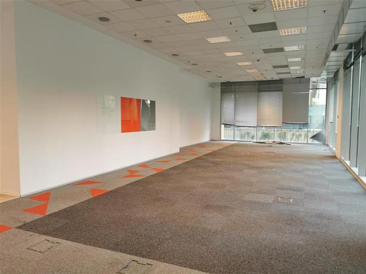 Birou, de 34 mp, în P-ta Presei Libere