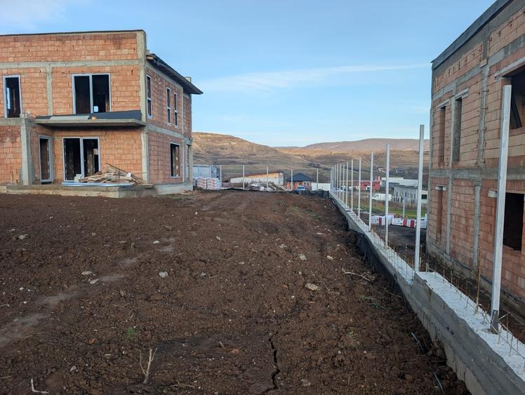 Casă individuală cu 4 camere cu Canalizare în Mera