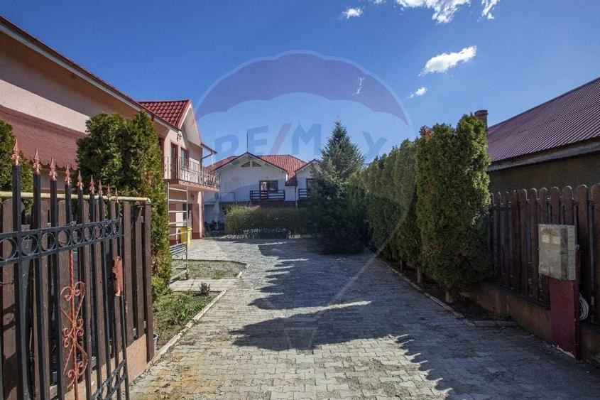 Duplex cu 11 camere cu Garaj în Hemeiuș