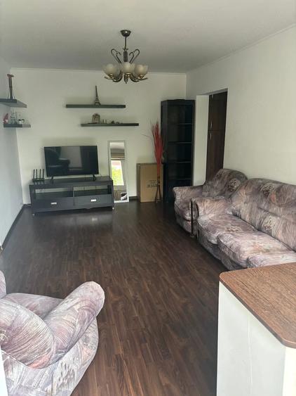 Apartament cu 4 camere semidecomandat în Tineretului