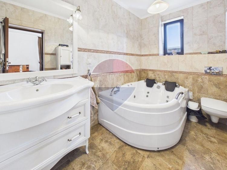 Casă individuală cu 10 camere cu Teren 1300 Mp în Central