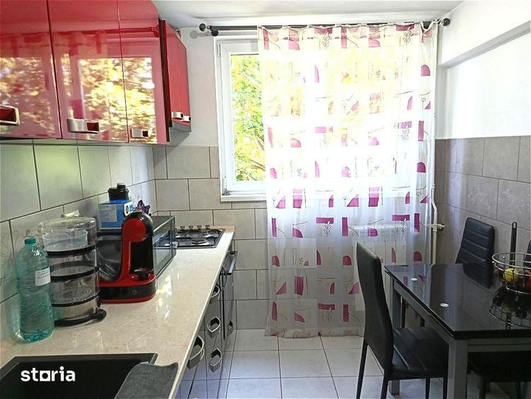 Apartament cu 3 camere semidecomandat în Titan