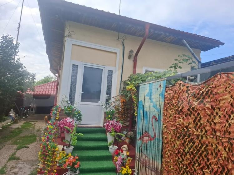 Casă individuală cu 3 camere cu Canalizare în Titu