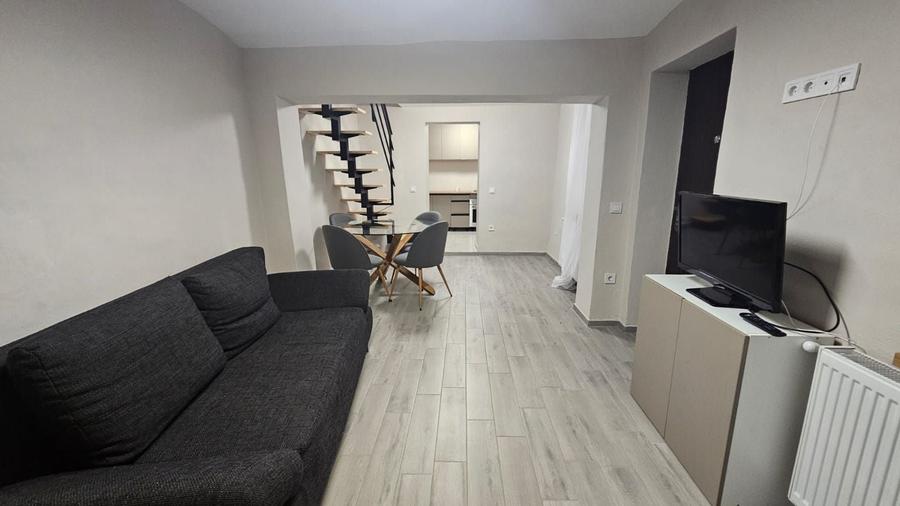 Apartament cu 3 camere semidecomandat, mobilat în Central