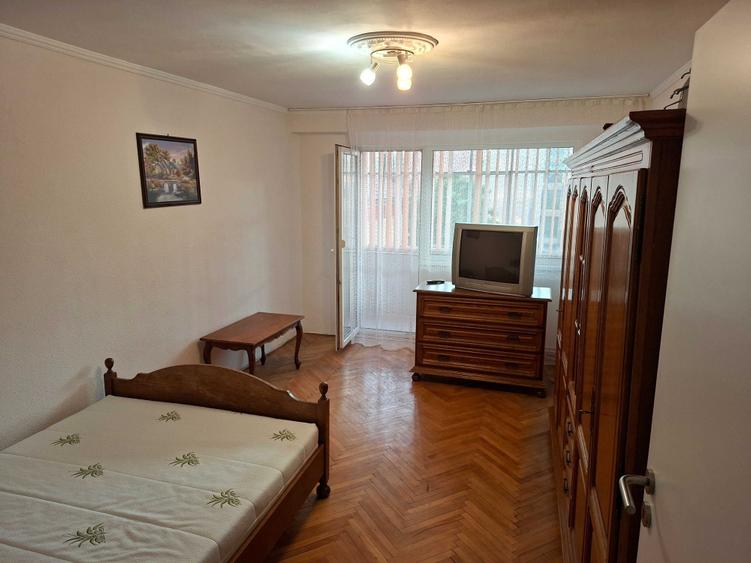 Apartament cu 3 camere decomandat în Cetate