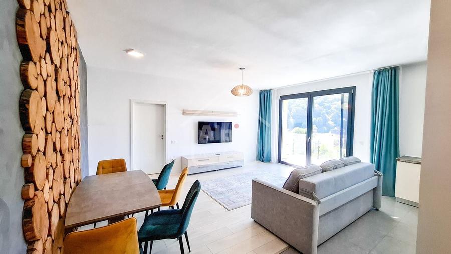 Apartament cu 3 camere decomandat, mobilat în Blumăna