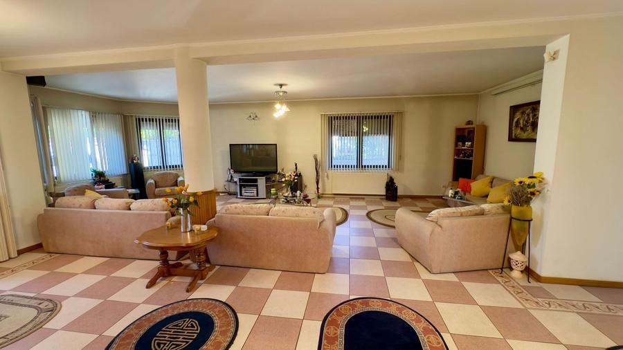 Casă individuală cu 8 camere cu Piscina în Tâncăbești
