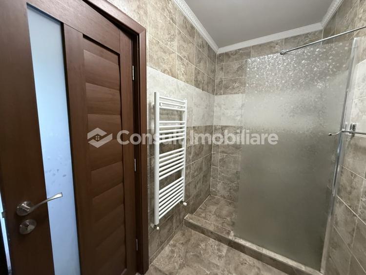Apartament cu 3 camere semidecomandat, mobilat în Central