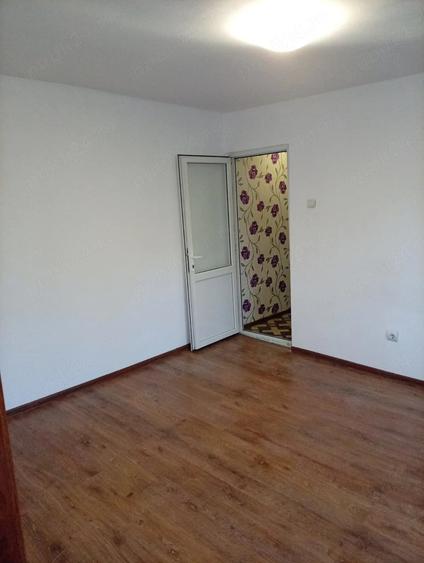 Apartament cu 3 camere semidecomandat în Neptun