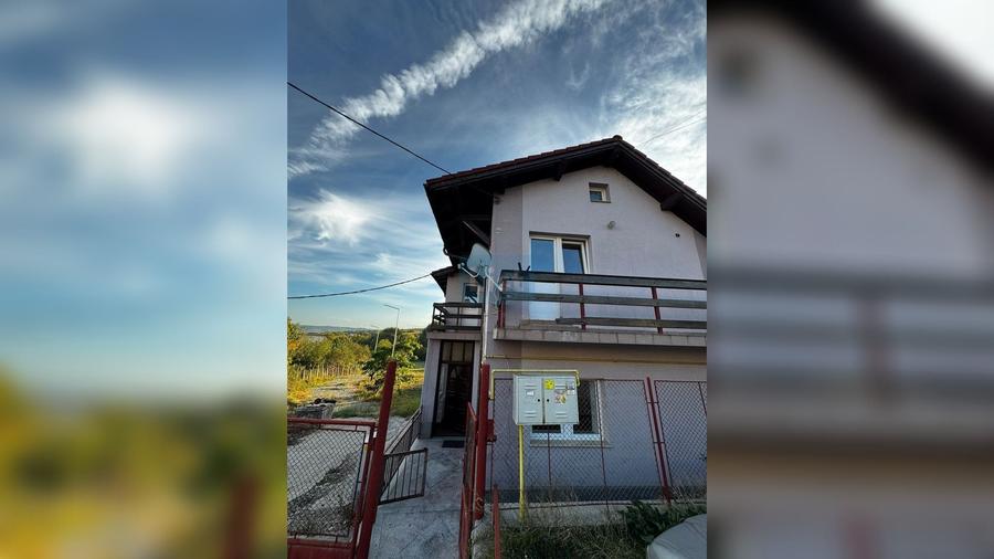 Casă cu 4 camere cu Canalizare în Iris