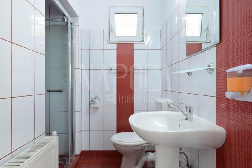 Casă individuală cu 11 camere cu Canalizare în Dâmbul Rotund