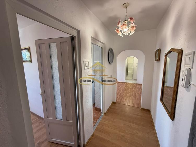 Apartament cu 3 camere semidecomandat în Narcisa