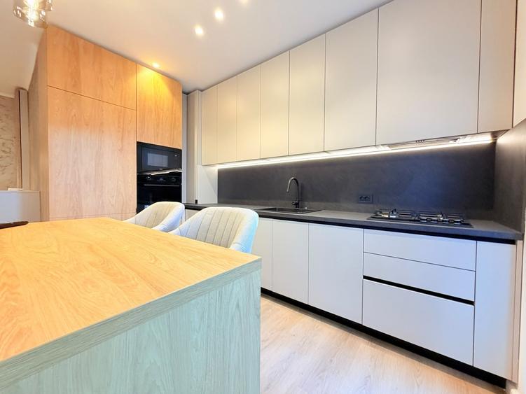 Apartament cu 3 camere decomandat în 1 Mai