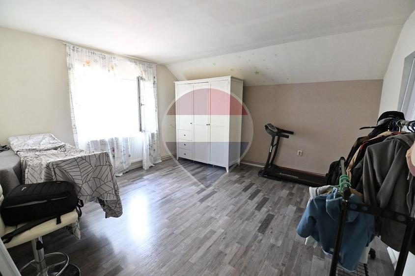 Casă individuală cu 7 camere cu Teren 400 Mp în Bariera Vâlcii