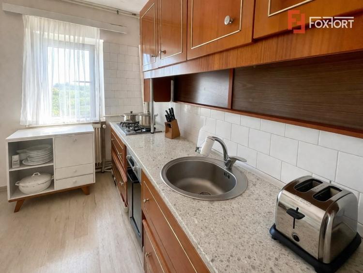 Apartament cu 3 camere semidecomandat, mobilat în Micălaca