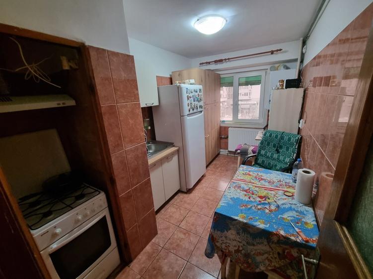 Apartament cu 3 camere decomandat, mobilat în Casa de Cultură
