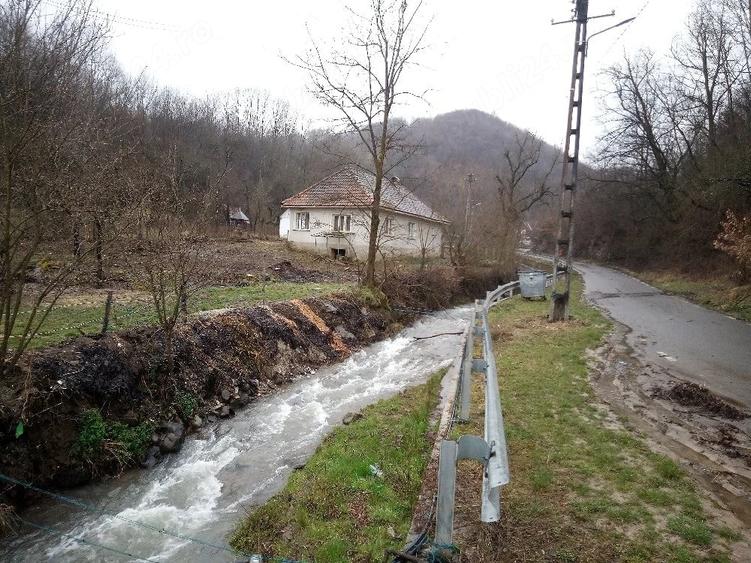 Casă cu 2 camere cu Teren 2763 Mp în Hălmagiu