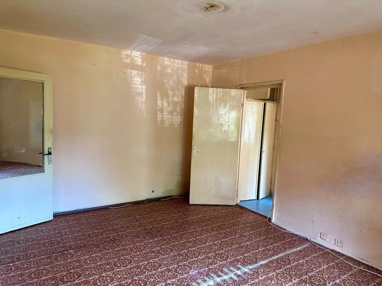 Apartament cu 2 camere semidecomandat în Craiovița Nouă