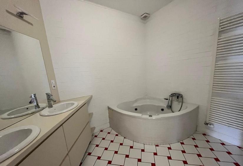 Casă individuală cu 8 camere cu Canalizare în Pipera