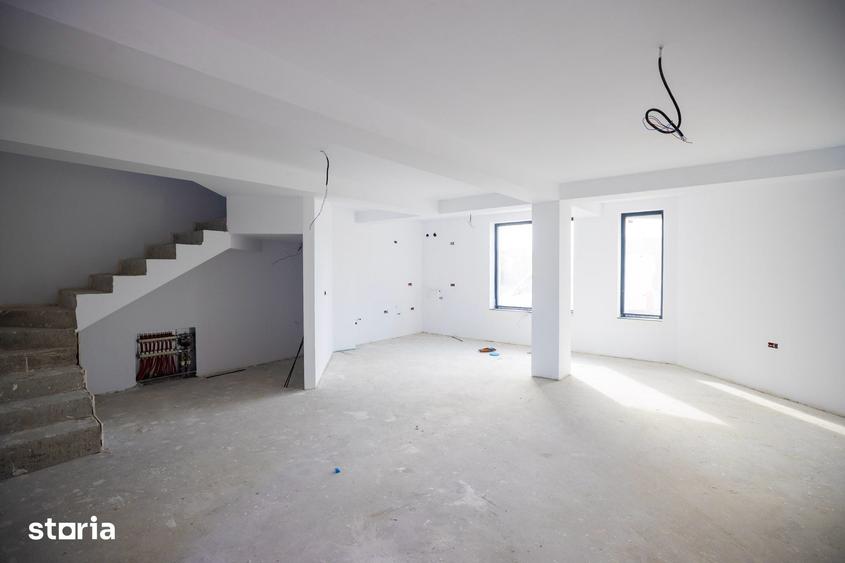 Casă cu 5 camere cu Teren 220 Mp în Palazu Mare