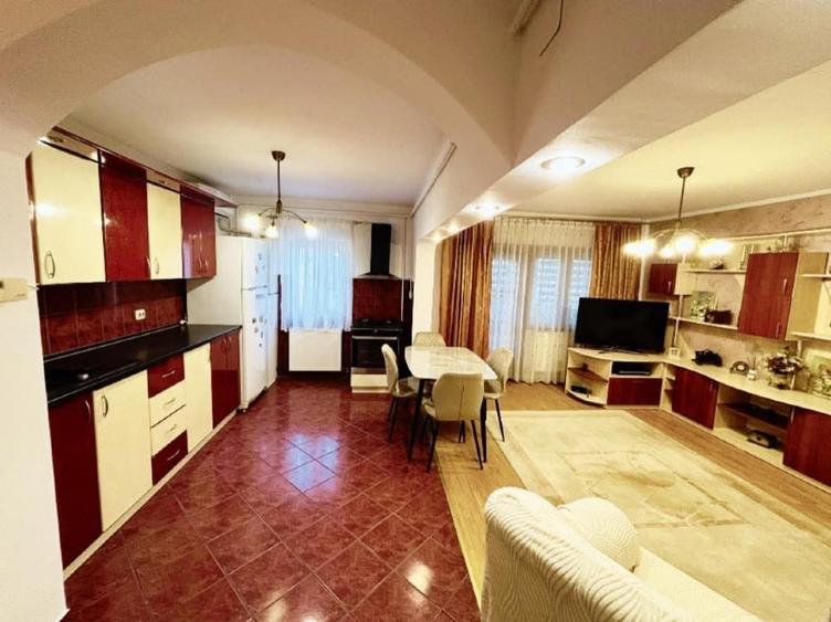 Apartament cu 4 camere decomandat în Central