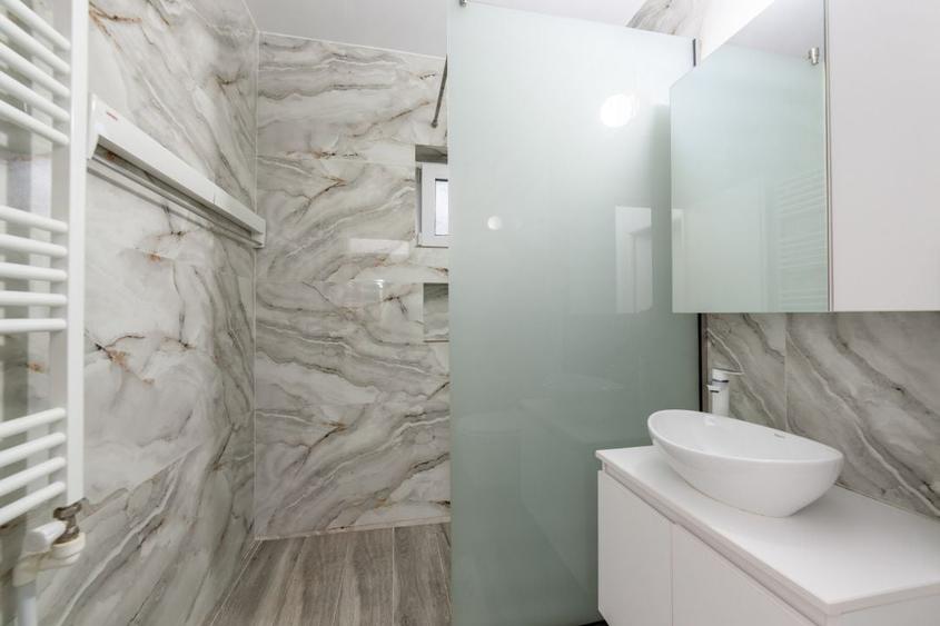 Apartament cu 3 camere semidecomandat, mobilat în Calea București