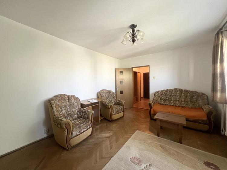 Apartament cu 3 camere semidecomandat, mobilat în Cetății