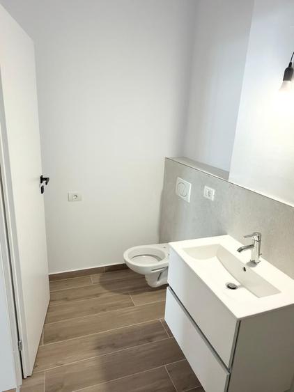 Apartament cu 3 camere semidecomandat în Aradului