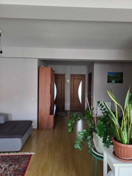 Apartament cu 3 camere decomandat în Florești